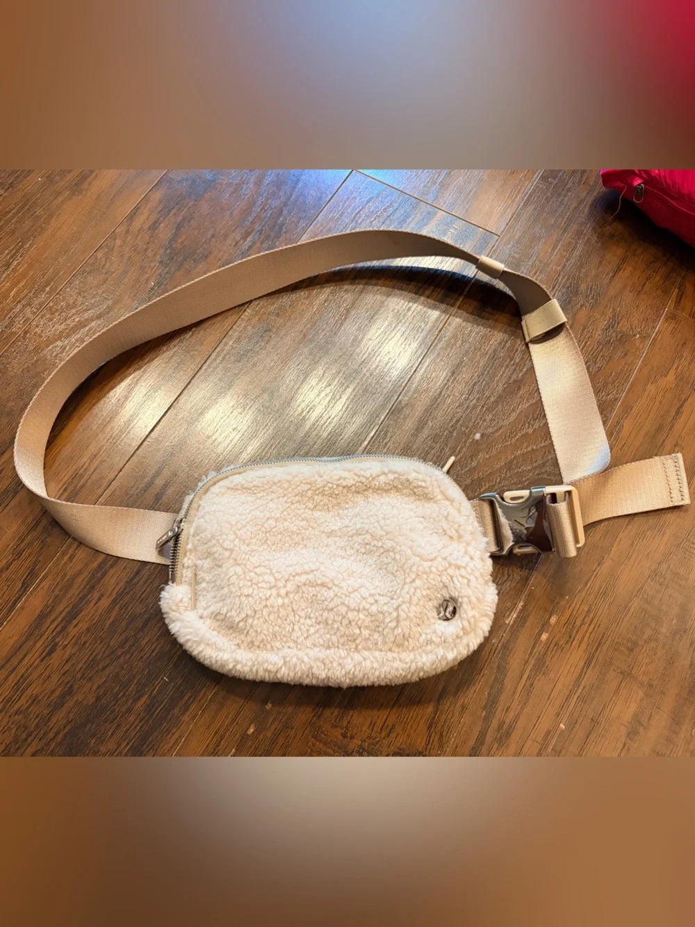 Everywhere Fleece Belt Bag Natural Ivory Trench Silver Logo